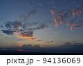 埼玉県で見る、夕日を追いかけて西へと向かう飛行機と夕焼け雲 94136069