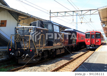 玉名駅で並ぶSL人吉(ディーゼル機関車)とキハ200系気動車 玉名駅で並ぶSL人吉(ディーゼル機関車)とキハ200系気動車 94136111