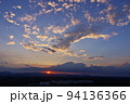 埼玉県滑川町にある二ノ宮山展望塔から見る、奥武蔵の山々に沈む夕日と西の空 94136366