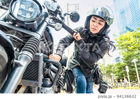 大型クルーザーバイクで横浜ツーリングをする女性ライダー エンジントラブル 大型クルーザーバイクで横浜ツーリングをする女性ライダー エンジントラブル 94136632