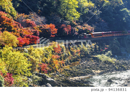 晩秋の保津峡を走る嵯峨野トロッコ列車 94136831