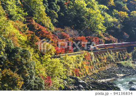 晩秋の保津峡を走る嵯峨野トロッコ列車 晩秋の保津峡を走る嵯峨野トロッコ列車 94136834
