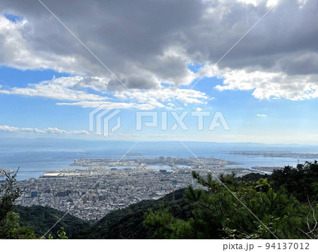 六甲山系　芦屋ロックガーデン　万物相(ピラーロック)からロッコ―アイランドを望む 94137012