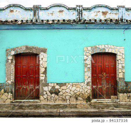 Stunning colonial door in San Cristobal de las Casas, Chiapas, Mexico Stunning colonial door in San Cristobal de las Casas, Chiapas, Mexico 94137316