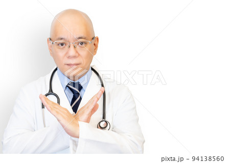 NGサインをする男性医師 94138560