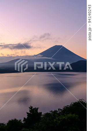 （山梨県）朝焼けと逆さ富士・本栖湖からの絶景 94140243