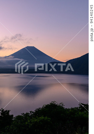 （山梨県）朝焼けと逆さ富士・本栖湖からの絶景 94140245