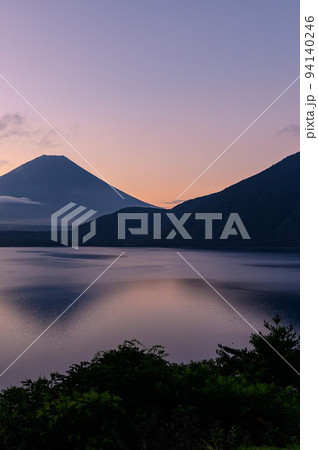 （山梨県）朝焼けと逆さ富士・本栖湖からの絶景 94140246