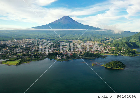 富士山と河口湖 94141066