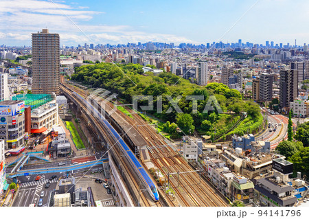 北とぴあより王子駅を通過中の北陸新幹線と青空を望む 北とぴあより王子駅を通過中の北陸新幹線と青空を望む 94141796