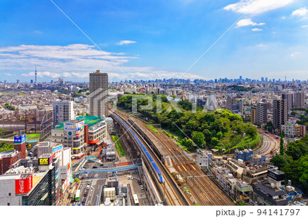 北とぴあより北陸新幹線と東京スカイツリーを望む 北とぴあより北陸新幹線と東京スカイツリーを望む 94141797
