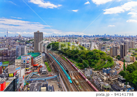王子駅を通過中の東北新幹線と貨物列車　東京スカイツリー　北とぴあより 94141798