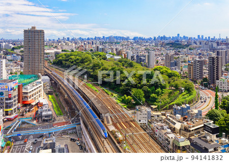 北とぴあより王子駅を通過中の北陸新幹線と青空を望む 北とぴあより王子駅を通過中の北陸新幹線と青空を望む 94141832