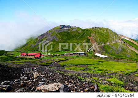 乗鞍岳　剣ヶ峰への登山道から見る肩の小屋と摩利支天岳 94141864