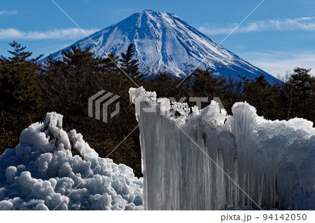 西湖野鳥の森公園の氷柱と富士山 94142050