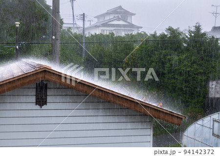 トタン屋根に降り注ぐ激しい雨 トタン屋根に降り注ぐ激しい雨 94142372