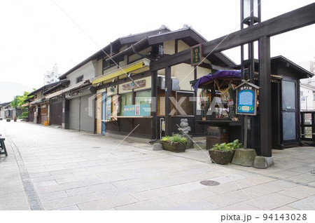 信州　長野県松本市の市街地　縄手通のカエル神社 94143028