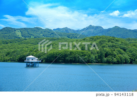 玉原湖　玉原ダム　湖畔の風景　初夏の季節 94143118
