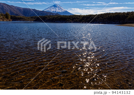 西湖湖畔から見る冬の富士山 西湖湖畔から見る冬の富士山 94143132