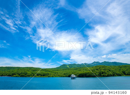 玉原湖　玉原ダム　湖畔の風景　初夏の季節 94143160