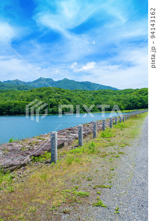 玉原湖 玉原ダム 湖畔の風景 初夏の季節 玉原湖 玉原ダム 湖畔の風景 初夏の季節 94143162