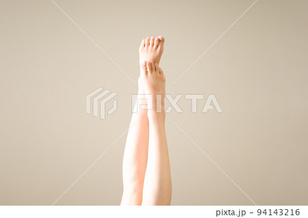 脱毛や美脚のイメージに使いやすい女性の足 94143216