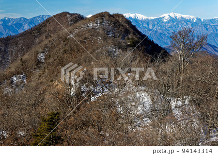 御坂山地・鍵掛峠付近から見る王岳と南アルプス 94143314