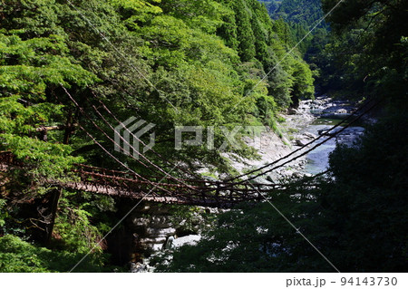 四国徳島県の祖谷渓にかかる吊り橋「祖谷のかずら橋」 94143730