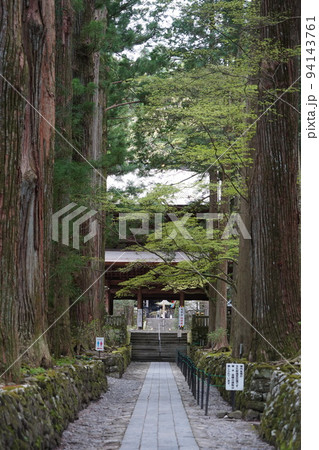 光前寺（こうぜんじ）は、長野県駒ヶ根市赤穂にある天台宗の別格本山の寺院である。 94143761