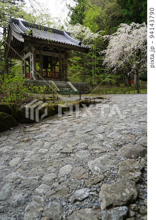 光前寺（こうぜんじ）は、長野県駒ヶ根市赤穂にある天台宗の別格本山の寺院である。 94143790