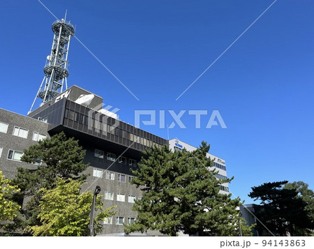 青空に映える放送局 94143863