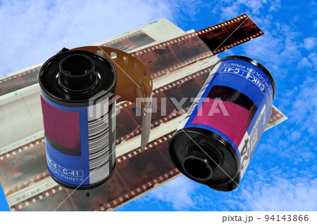 カメラのフィルムとネガ 94143866