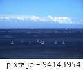 千葉県、富津岬からの東京湾。青い海と空とカラフルなヨットの帆とのコラボレーションが綺麗 94143954