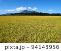 広大な田んぼが黄金色に実り、磐梯山とのコントラストが青空に綺麗だ。 94143956