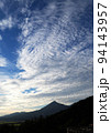 秋の鱗雲と磐梯山とのコラボレーションが雄大で、青空に綺麗だ。 94143957