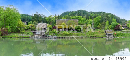 新緑に囲まれた古い茅葺きの里のパノラマ情景@岐阜 新緑に囲まれた古い茅葺きの里のパノラマ情景@岐阜 94143995