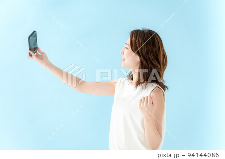 女性 スマートフォン ブルーバック 女性 スマートフォン ブルーバック 94144086