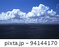 千葉県、富津岬からの東京湾。対岸の三浦半島が見渡せ、青い海と空に白い雲が印象的で綺麗だ。 94144170