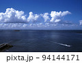 千葉県、富津岬からの東京湾。青い海と空、白い雲とこちらに向かうボートの一筋とのコントラストが綺麗だ。 94144171