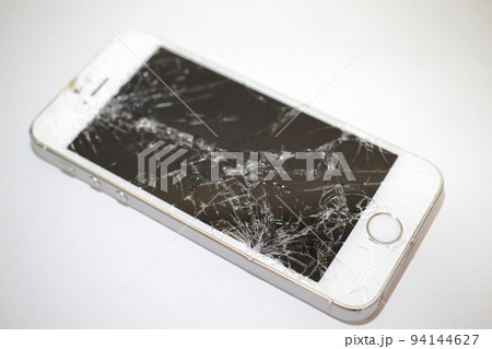 割れたスマートフォンの画面のアップ 94144627