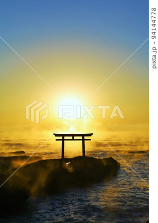 茨城県　大洗磯前神社の初日の出と毛嵐の風景 94144778