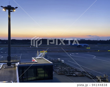 成田空港の夕焼け 94144838