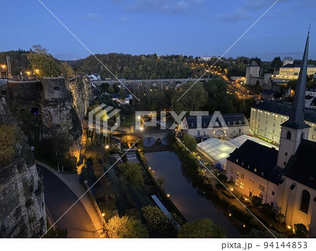 ヨーロッパの小国ルクセンブルクの夜の街並み 94144853