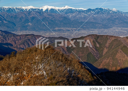 御坂山地・鬼ヶ岳から白峰三山・甲斐駒ヶ岳と甲府盆地の町並み 御坂山地・鬼ヶ岳から白峰三山・甲斐駒ヶ岳と甲府盆地の町並み 94144946