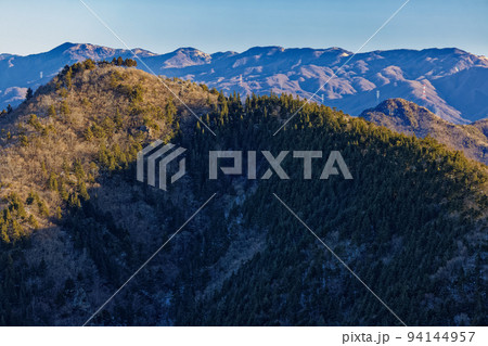 御坂山地・鬼ヶ岳から節刀ヶ岳と大菩薩連嶺の眺め 94144957