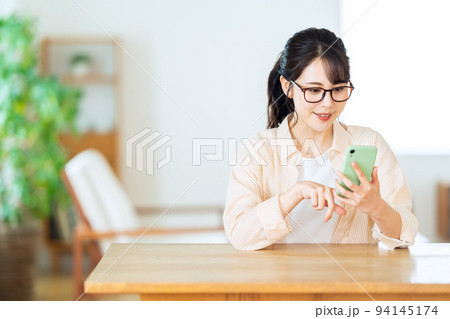 女性　リビング　スマホ　ライフスタイル　カジュアル 94145174