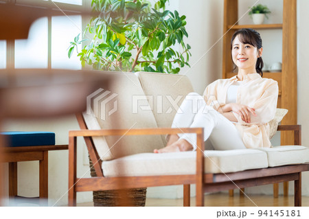 女性 リビング ライフスタイル カジュアル 女性 リビング ライフスタイル カジュアル 94145181