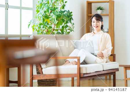 女性　リビング　ライフスタイル　カジュアル　パソコン　テレワーク 94145187