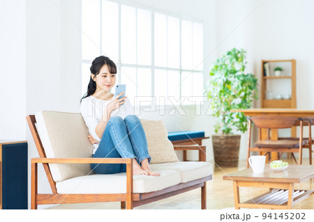 女性 リビング スマホ ライフスタイル カジュアル 女性 リビング スマホ ライフスタイル カジュアル 94145202