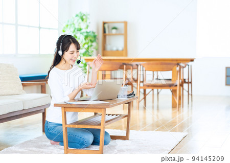 女性 パソコン テレワーク オンライン会議 リビング ライフスタイル カジュアル 女性 パソコン テレワーク オンライン会議 リビング ライフスタイル カジュアル 94145209
